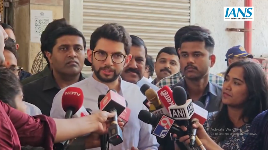 "आदित्य ठाकरे भाजपा पर बयान देते हुए"