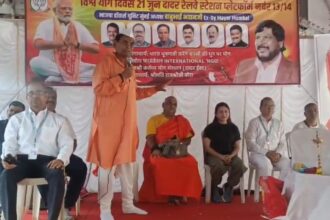 योग करते लोगों की प्रतीकात्मक इमेज – ध्यान मुद्रा, प्राणायाम, या सूर्य नमस्कार