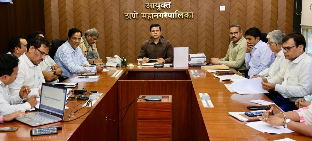 "घोड़बंदर रोड पर यातायात सुधार के लिए रैम्बलर पट्टी लगाने पर चर्चा करते हुए मनपा आयुक्त सौरभ राव और अधिकारी"