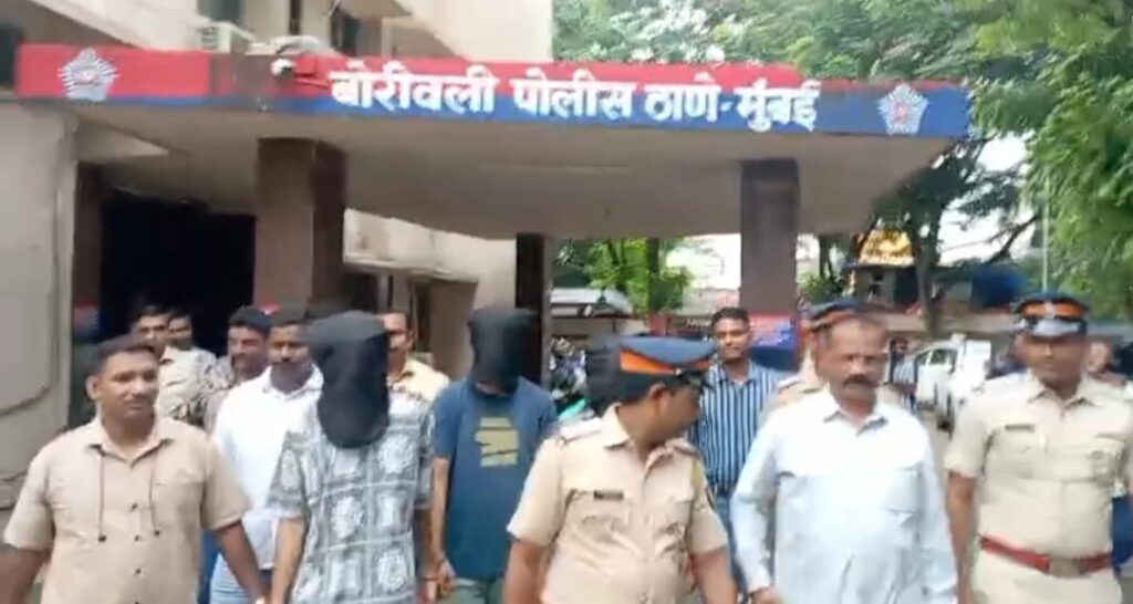 मुंबई पुलिस द्वारा सोना चोरी के आरोप में गिरफ्तार किए गए पिता-पुत्र और उनके साथी, जप्त सोने और वाहन के साथ