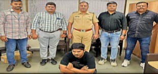 मुंबई लोकल ट्रेन में यात्रियों से मोबाइल और बैग चुराने वाले आरोपियों को गिरफ्तार करती हुई रेलवे पुलिस