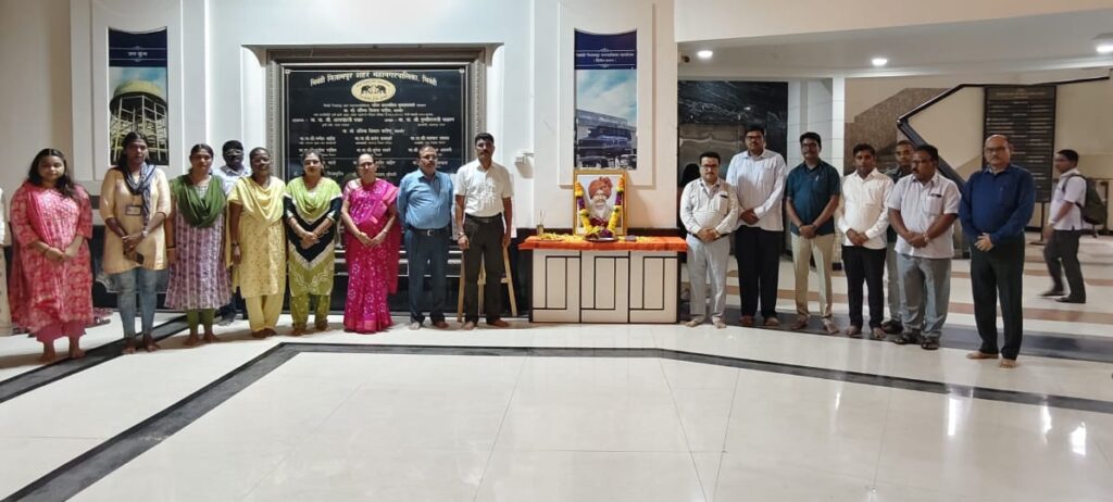 भिवंडी मनपा कार्यालय में छत्रपति शाहू महाराज की प्रतिमा को पुष्पांजलि अर्पित करते अधिकारी