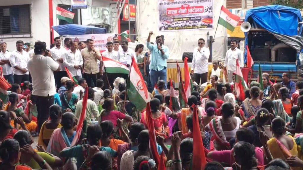 भिवंडी-वाडा सड़क पर गड्ढों के विरोध में रास्ता रोको आंदोलन करते श्रमजीवी संगठन के कार्यकर्ता