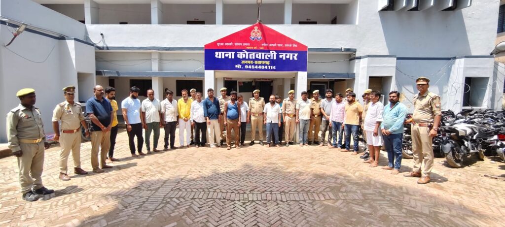 प्रतापगढ़ पुलिस द्वारा जुआ अड्डे पर छापा, 19 आरोपी गिरफ्तार, नकद और वाहन बरामद