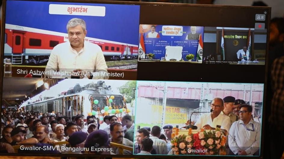 ग्वालियर-बेंगलुरु एक्सप्रेस के शुभारंभ समारोह में मंत्रीगण और ट्रेन को हरी झंडी दिखाते हुए