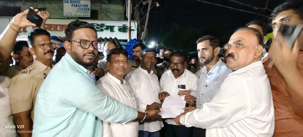 श्रमजीवी संगठन के रास्ता रोको आंदोलन में चूल्हे जलाकर प्रदर्शन करते नागरिक, प्रशासन ने दी सड़कों की मरम्मत की गारंटी