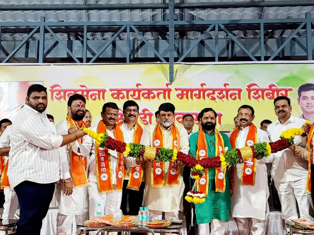 शिवसेना नेता भरत गोगवाले भिवंडी में कार्यकर्ता सभा को संबोधित करते हुए