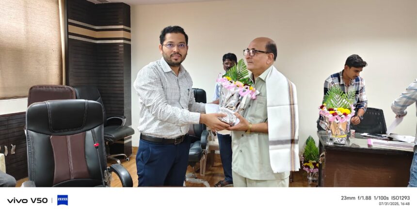 भिवंडी महानगरपालिका ने एक विशेष समारोह में सात सेवानिवृत्त कर्मचारियों को शॉल और पुष्पगुच्छ देकर सम्मानित किया।