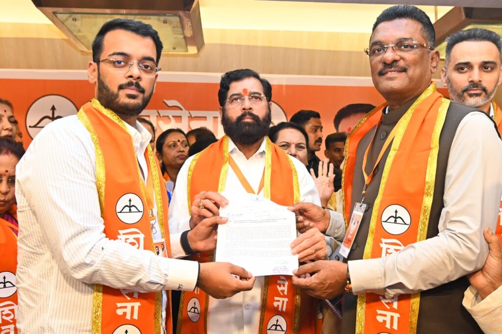 गोविंदा उत्सव के दौरान मानव पिरामिड बनाते हुए युवाओं की तस्वीर