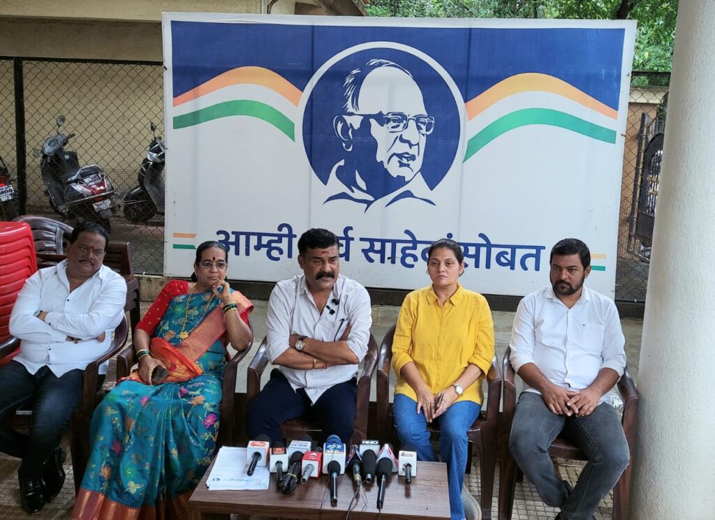 राकांपा नेता सुहास देसाई ठाणे में अनधिकृत निर्माण पर प्रेस कॉन्फ्रेंस करते हुए

