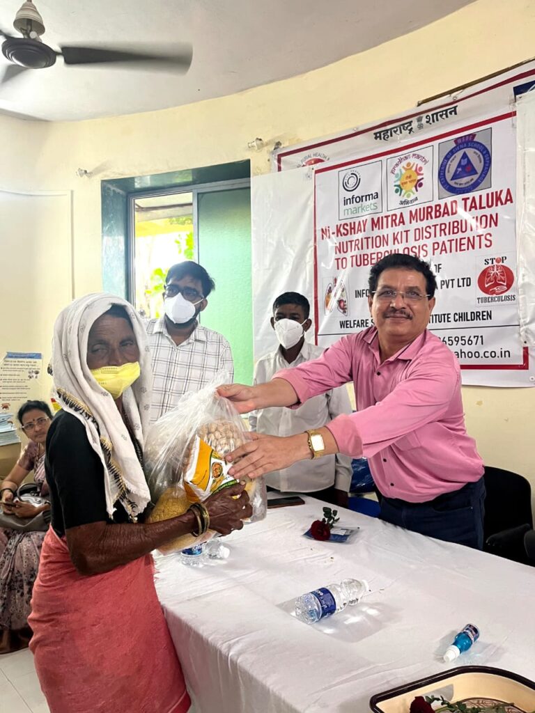 धसाई पीएचसी में टीबी कार्यक्रम की समीक्षा और निक्षय पोषण किट वितरण करते स्वास्थ्य अधिकारी