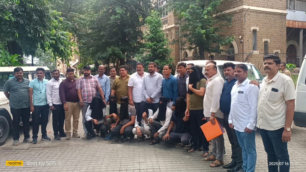मुंबई क्राइम ब्रांच द्वारा अपहरण पीड़ित को बचाने और आरोपी गिरोह की गिरफ्तारी की जानकारी देते डीसीपी राज तिलक रोशन