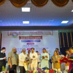 वन मंत्री गणेश नाइक के करकमलों से 'समाजभूषण' सम्मान स्वीकारते विजय जाधव