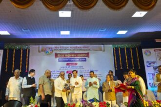 वन मंत्री गणेश नाइक के करकमलों से 'समाजभूषण' सम्मान स्वीकारते विजय जाधव