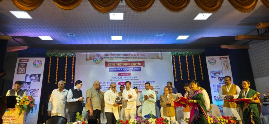 वन मंत्री गणेश नाइक के करकमलों से 'समाजभूषण' सम्मान स्वीकारते विजय जाधव