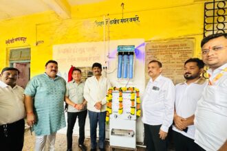 भिवंडी स्कूल में स्वच्छ पेयजल सुविधा का उद्घाटन करते हुए अतिथि गण