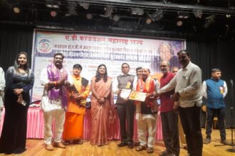 डॉ. पारसनाथ तिवारी को पुणे में "भारत रत्न डॉ. ए. पी. जे. अब्दुल कलाम राष्ट्रीय जीवन गौरव पुरस्कार 2025" से सम्मानित करते हुए विशिष्ट अतिथि।