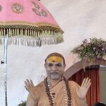 जगद्गुरु शंकराचार्य स्वामी अविमुक्तेश्वरानंद सरस्वती से आशीर्वाद लेते हुए अभिनेत्री सुधाचंद्रन, सिमरन कौर और आचार्य पवन त्रिपाठी।