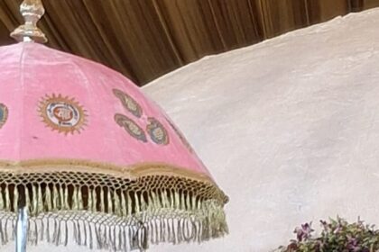 जगद्गुरु शंकराचार्य स्वामी अविमुक्तेश्वरानंद सरस्वती से आशीर्वाद लेते हुए अभिनेत्री सुधाचंद्रन, सिमरन कौर और आचार्य पवन त्रिपाठी।