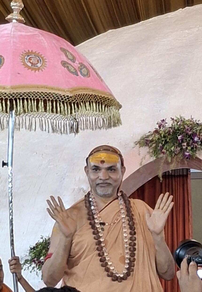जगद्गुरु शंकराचार्य स्वामी अविमुक्तेश्वरानंद सरस्वती से आशीर्वाद लेते हुए अभिनेत्री सुधाचंद्रन, सिमरन कौर और आचार्य पवन त्रिपाठी।