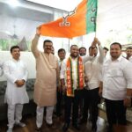 भाजपा में शामिल होते हुए नितेश पाटील और उनके समर्थकों की तस्वीर