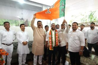 भाजपा में शामिल होते हुए नितेश पाटील और उनके समर्थकों की तस्वीर