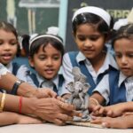 शाडू मिट्टी से गणेश मूर्ति बनाते हुए ठाणे के नागरिकों की कार्यशाला की तस्वीर