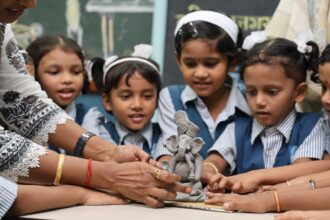 शाडू मिट्टी से गणेश मूर्ति बनाते हुए ठाणे के नागरिकों की कार्यशाला की तस्वीर