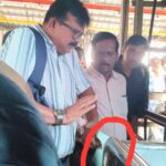 गिरफ्तार विनायक निकम को अदालत ले जाती पुलिस "ACB द्वारा रिश्वत लेते पकड़े गए अन्न आपूर्ति निरीक्षक विनायक निकम"