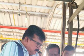 गिरफ्तार विनायक निकम को अदालत ले जाती पुलिस "ACB द्वारा रिश्वत लेते पकड़े गए अन्न आपूर्ति निरीक्षक विनायक निकम"