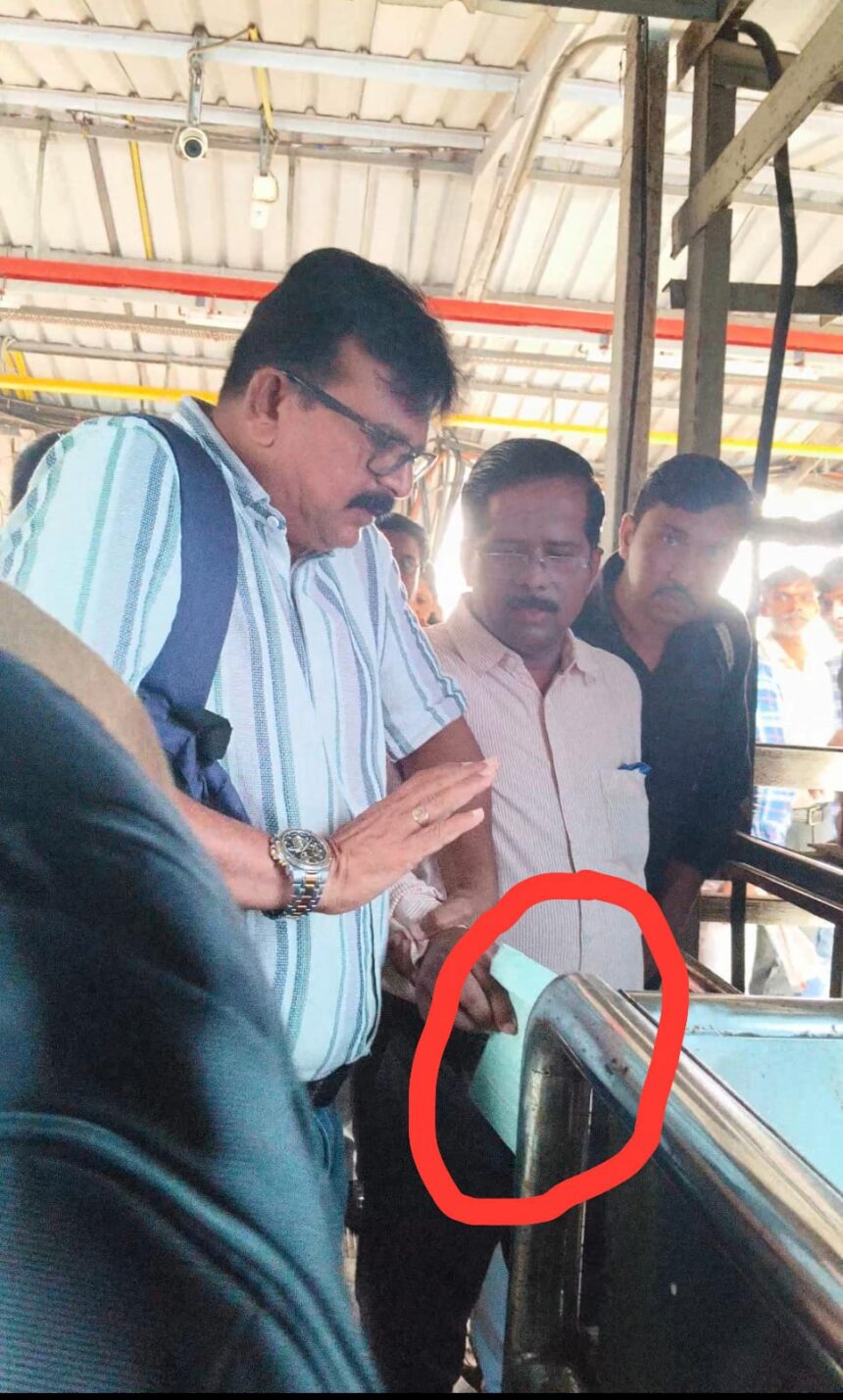 गिरफ्तार विनायक निकम को अदालत ले जाती पुलिस "ACB द्वारा रिश्वत लेते पकड़े गए अन्न आपूर्ति निरीक्षक विनायक निकम"