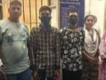 गिरफ्तार आरोपी महिला पुलिस के साथ "कुर्ला रेलवे स्टेशन पर महिला पुलिस द्वारा पकड़े गए दो सराईलुचकों की तस्वीर"