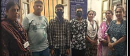 गिरफ्तार आरोपी महिला पुलिस के साथ "कुर्ला रेलवे स्टेशन पर महिला पुलिस द्वारा पकड़े गए दो सराईलुचकों की तस्वीर"