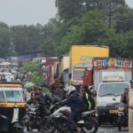 सड़क पर शव के साथ बैठे ग्रामीण "भिवंडी-वाडा रोड पर रास्ता रोको आंदोलन करते मृतक युवक के परिजन और ग्रामीण"
