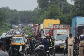 सड़क पर शव के साथ बैठे ग्रामीण "भिवंडी-वाडा रोड पर रास्ता रोको आंदोलन करते मृतक युवक के परिजन और ग्रामीण"