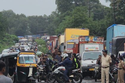 सड़क पर शव के साथ बैठे ग्रामीण "भिवंडी-वाडा रोड पर रास्ता रोको आंदोलन करते मृतक युवक के परिजन और ग्रामीण"