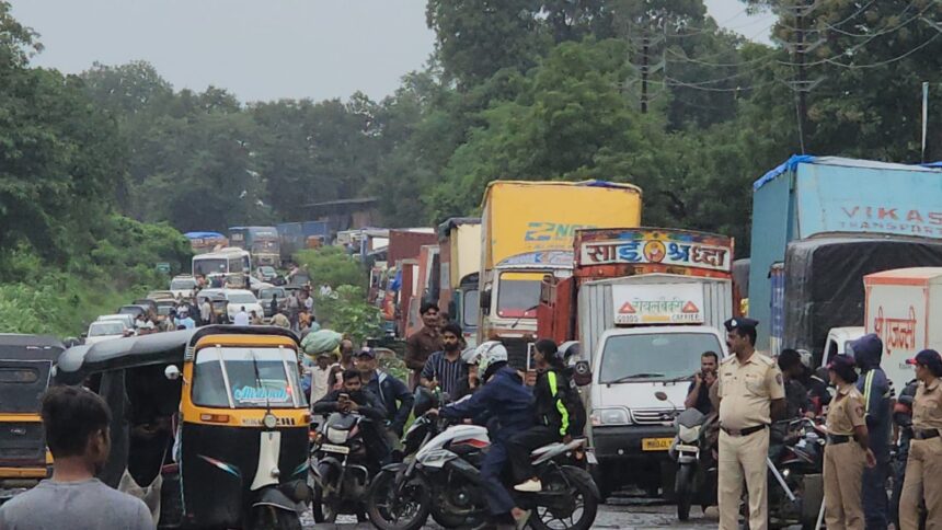 सड़क पर शव के साथ बैठे ग्रामीण "भिवंडी-वाडा रोड पर रास्ता रोको आंदोलन करते मृतक युवक के परिजन और ग्रामीण"