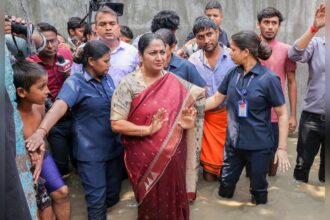 जनसुनवाई कार्यक्रम के दौरान दिल्ली की मुख्यमंत्री रेखा गुप्ता पर हमले की घटना, आरोपी गिरफ्तार और पुलिस पूछताछ जारी।