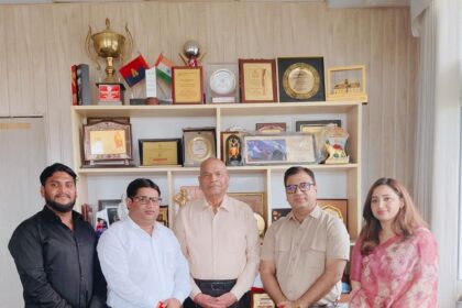 नोएडा में राष्ट्रीय मानवाधिकार फाउंडेशन के पदाधिकारियों की पूर्व डीजीपी डॉ. विक्रम सिंह से भेंट