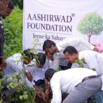 भाईंदर पश्चिम के उत्तन इलाके में आशिर्वाद फाऊँडेशन द्वारा वृक्षारोपण और स्वतंत्रता दिवस समारोह के दौरान पौधे लगाते सदस्य