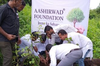 भाईंदर पश्चिम के उत्तन इलाके में आशिर्वाद फाऊँडेशन द्वारा वृक्षारोपण और स्वतंत्रता दिवस समारोह के दौरान पौधे लगाते सदस्य