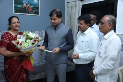 ठाणे जिलाधिकारी डॉ. श्रीकृष्ण पांचाल शहीद हवलदार सुधीर आम्ब्रे की पत्नी सुप्रिया आम्ब्रे को सम्मान पत्र प्रदान करते हुए