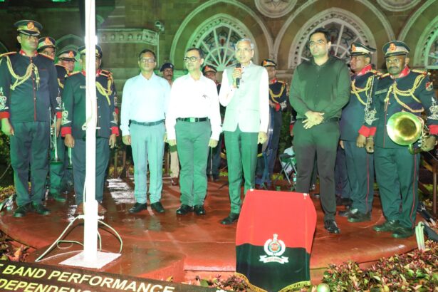 CSMT हेरिटेज बिल्डिंग पर स्वतंत्रता दिवस की पूर्व संध्या पर ऑपरेशन सिंदूर को श्रद्धांजलि देते हुए RPF बैंड का देशभक्ति प्रदर्शन