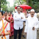ठाणे में संत ज्ञानेश्वर की 750वीं जयंती पर दिंडी यात्रा में शामिल वारकरी और नागरिक