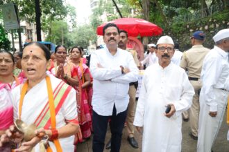 ठाणे में संत ज्ञानेश्वर की 750वीं जयंती पर दिंडी यात्रा में शामिल वारकरी और नागरिक