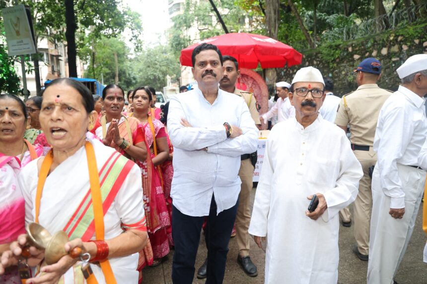 ठाणे में संत ज्ञानेश्वर की 750वीं जयंती पर दिंडी यात्रा में शामिल वारकरी और नागरिक