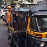 सड़क के किनारे खड़ी ऑटोरिक्शा आग लगने से जलकर खाक