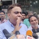 पत्रकारों के सवाल पर भिवंडी के सपा विधायक रईस शेख भड़के, माइक छीनकर भागे; वीडियो वायरल