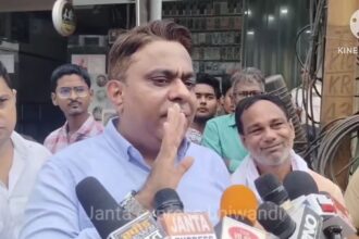 पत्रकारों के सवाल पर भिवंडी के सपा विधायक रईस शेख भड़के, माइक छीनकर भागे; वीडियो वायरल