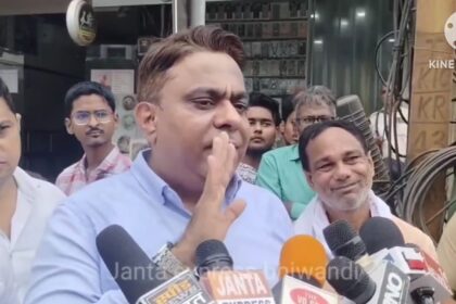 पत्रकारों के सवाल पर भिवंडी के सपा विधायक रईस शेख भड़के, माइक छीनकर भागे; वीडियो वायरल